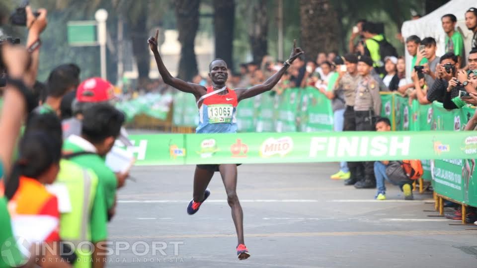 Pelari asal Kenya berhasil finish di tempat pertama pada Milo Jakarta International 10K. Copyright: © Herry Ibrahim/Indosport